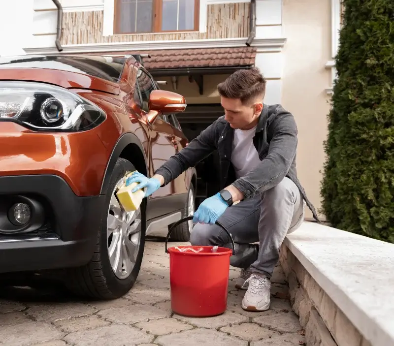 Lavage auto à domicile Vouillé : professionnel intervenant sur un véhicule